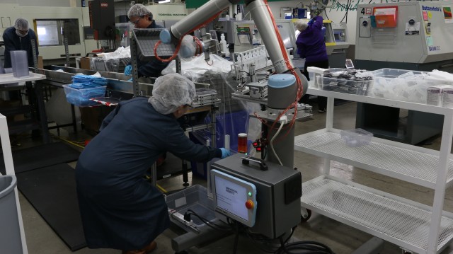 A UR10 works in tandem with an employee in a kitting application at Dynamic Group’s manufacturing facility. (Image courtesy of Dynamic Group.)