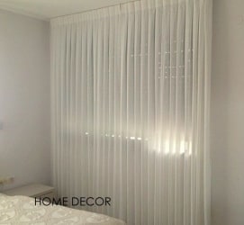 וילון בד קפלים לבן שטוח בחדר שינה