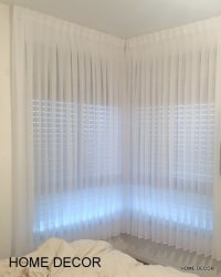 וילון קפלים פינתי בחדר שינה בד שקוף לבן אוורירי וואל שיפון