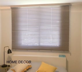 תריס ונציאני עץ אפור בחדר שינה