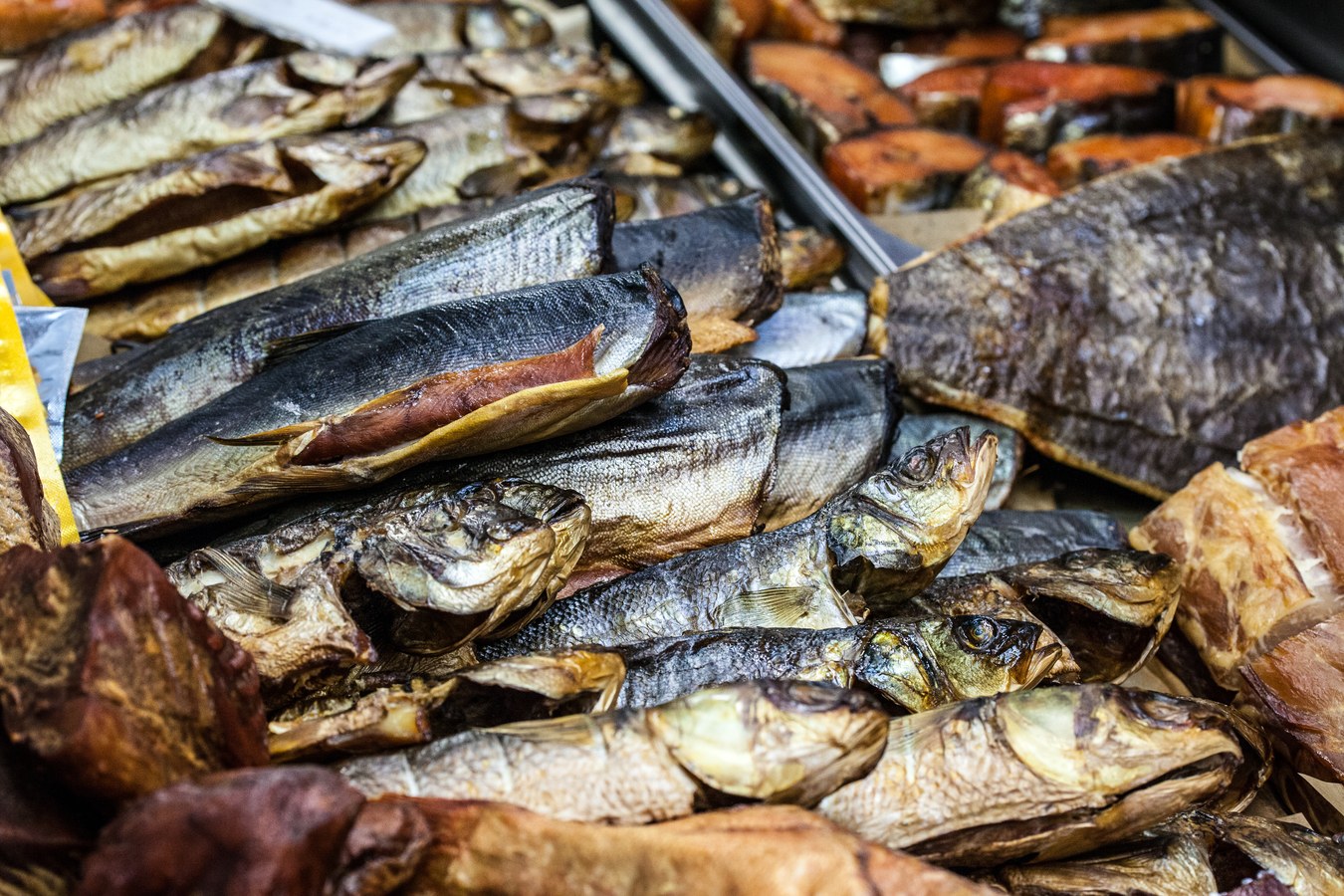 מגוון אשיר של דגים מעושנים וכבושים 