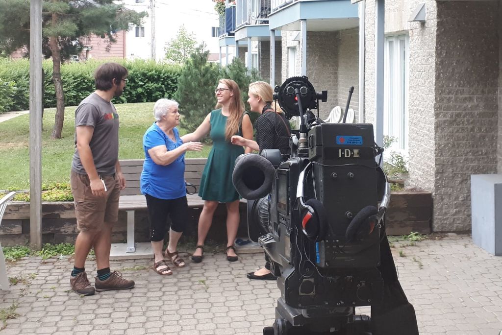 Radio Canada teste le produit avec une résidente, Claire Contant.
