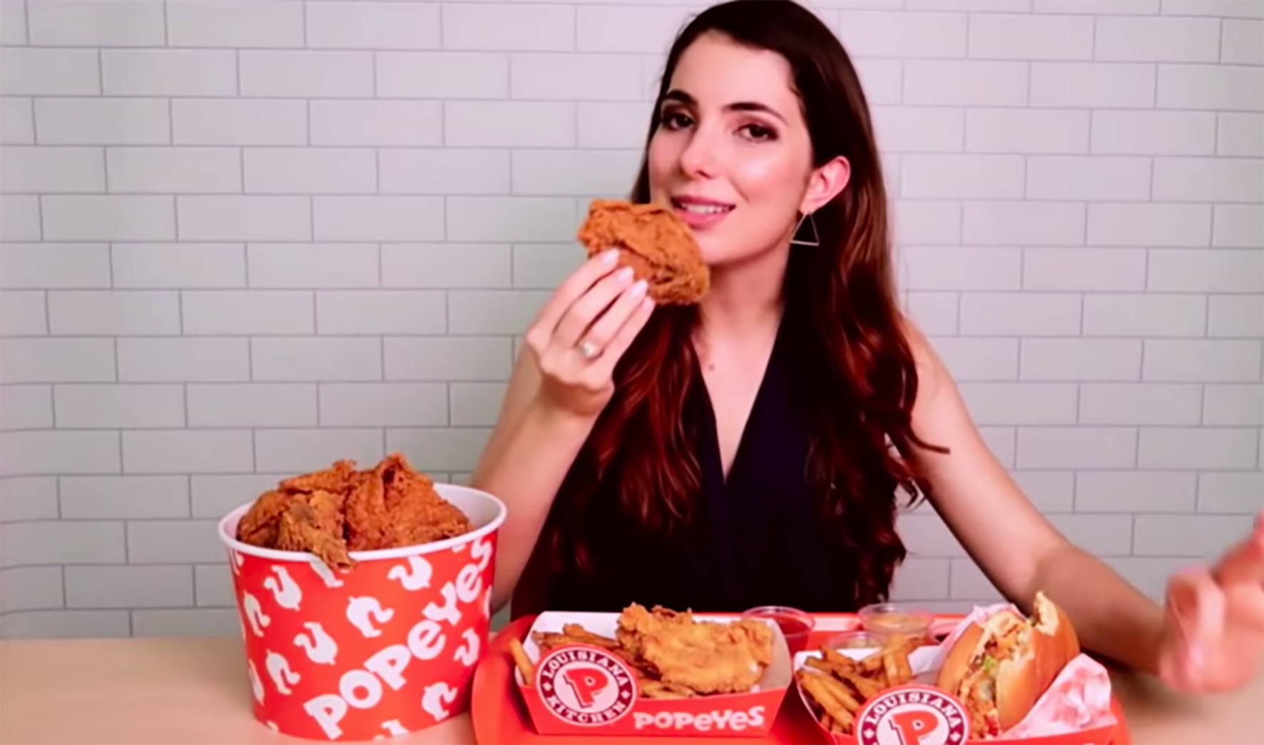 Sweet Carol em vídeo de ASMR para Popeyes