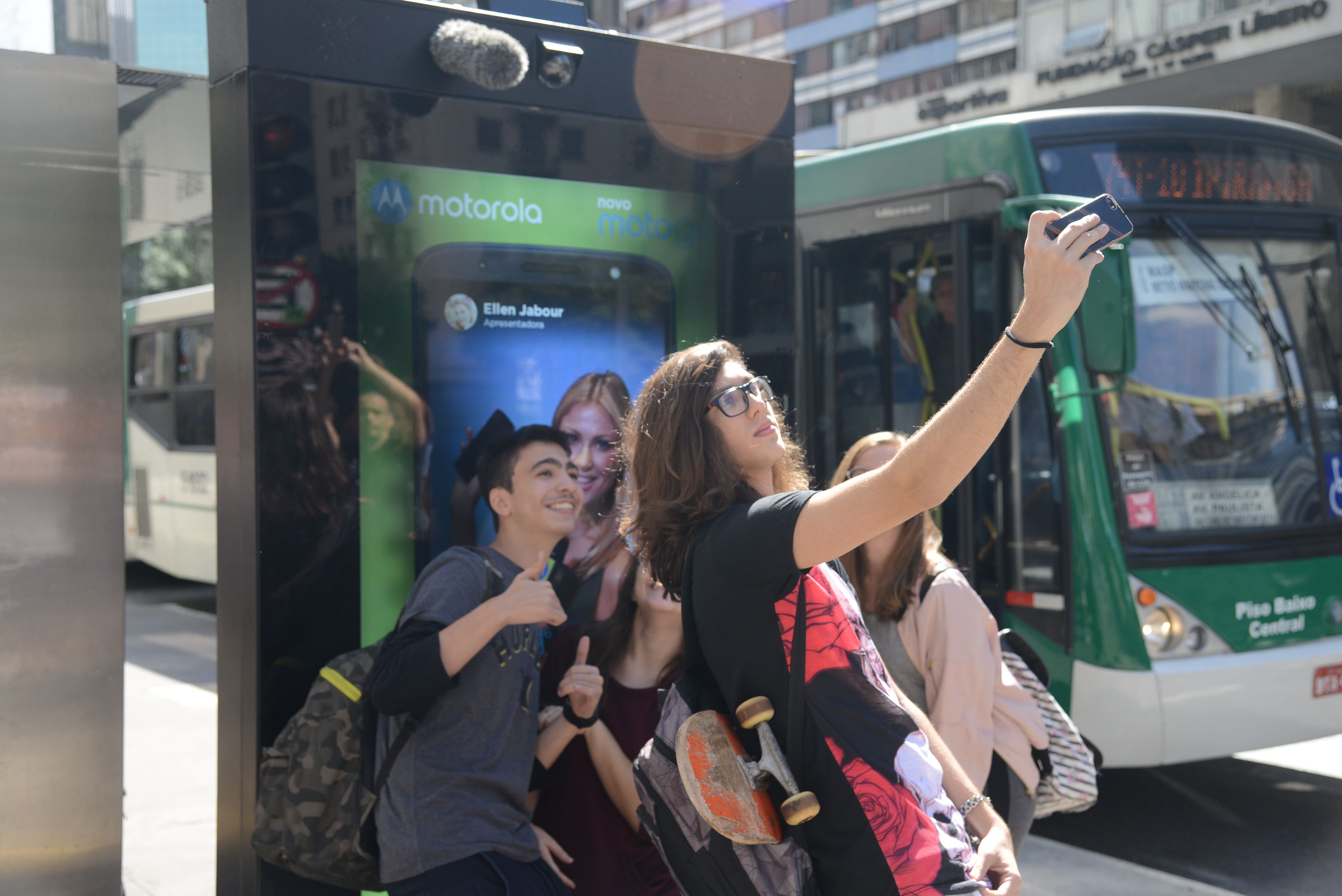 Pessoas interagem com ação em ponto de ônibus da avenida Paulista, em São Paulo