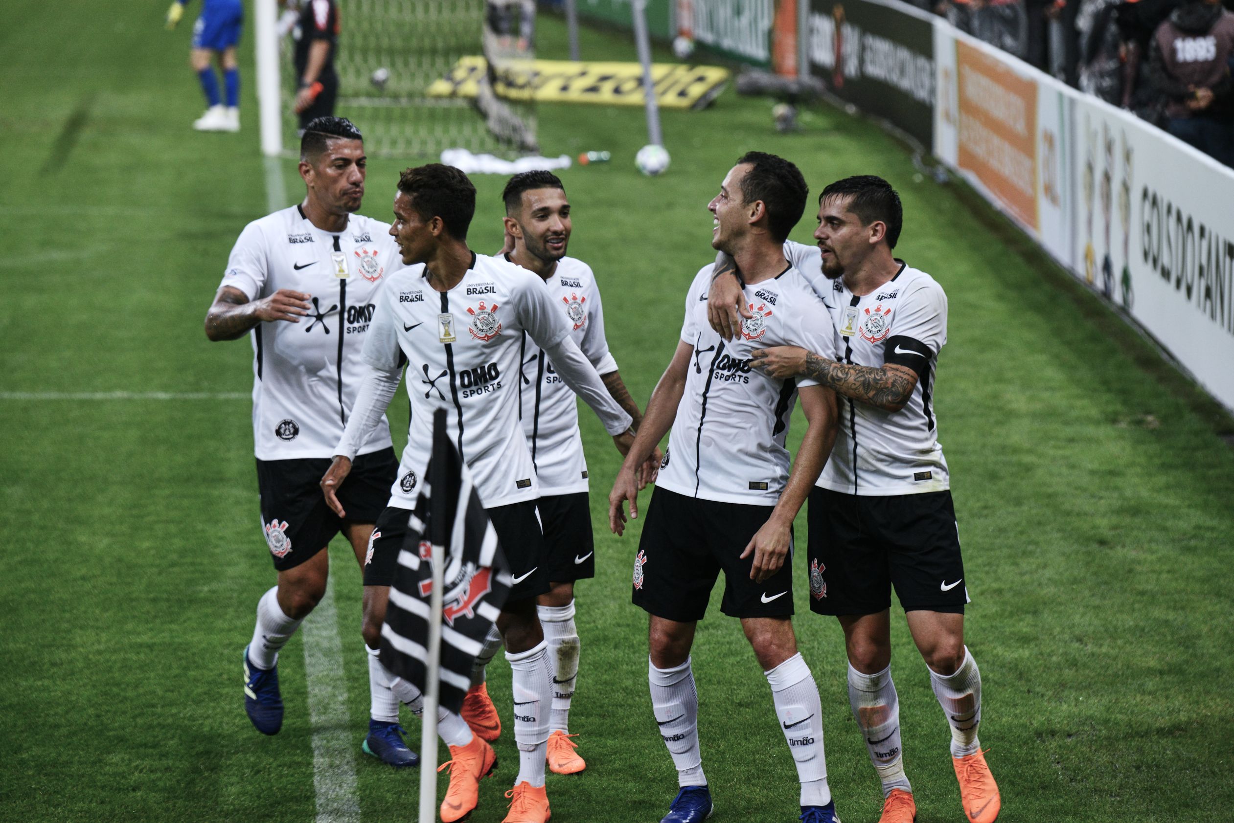 Corinthians comemora gol na partida contra o Fluminense