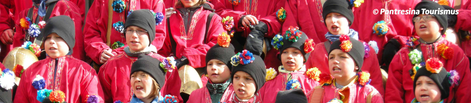 Coutumes printanières joyeuses, fleuries et exubérantes  