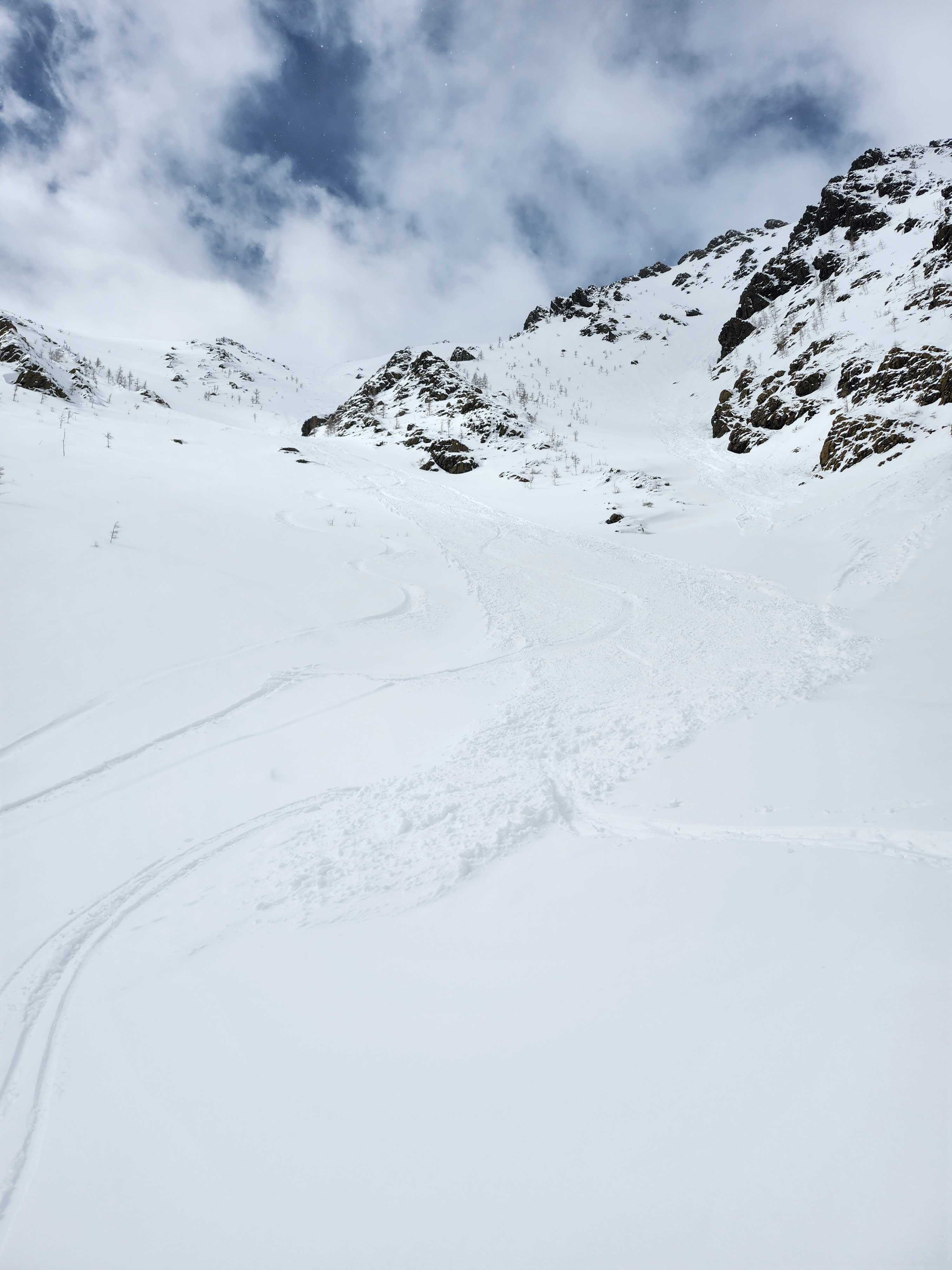Une avalanche de taille 1,5 (déclencher par intervention humaine puisqu'il y avait présence de traces) a également été observée, avec un dépôt de 50 à 65 cm d’épaisseur datant de 12 à 24 heures.