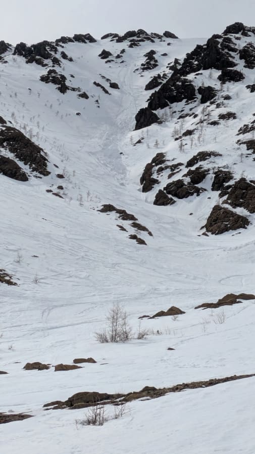 Une avalanche de neige mouillée sans cohésion datant des dernières 48 heures (taille 1, déclenchement par intervention humaine) a été déclenchée en skiant dans le secteur de Coulée des Mélèzes, sur un versant est. L’événement a été rapporté par MIN.