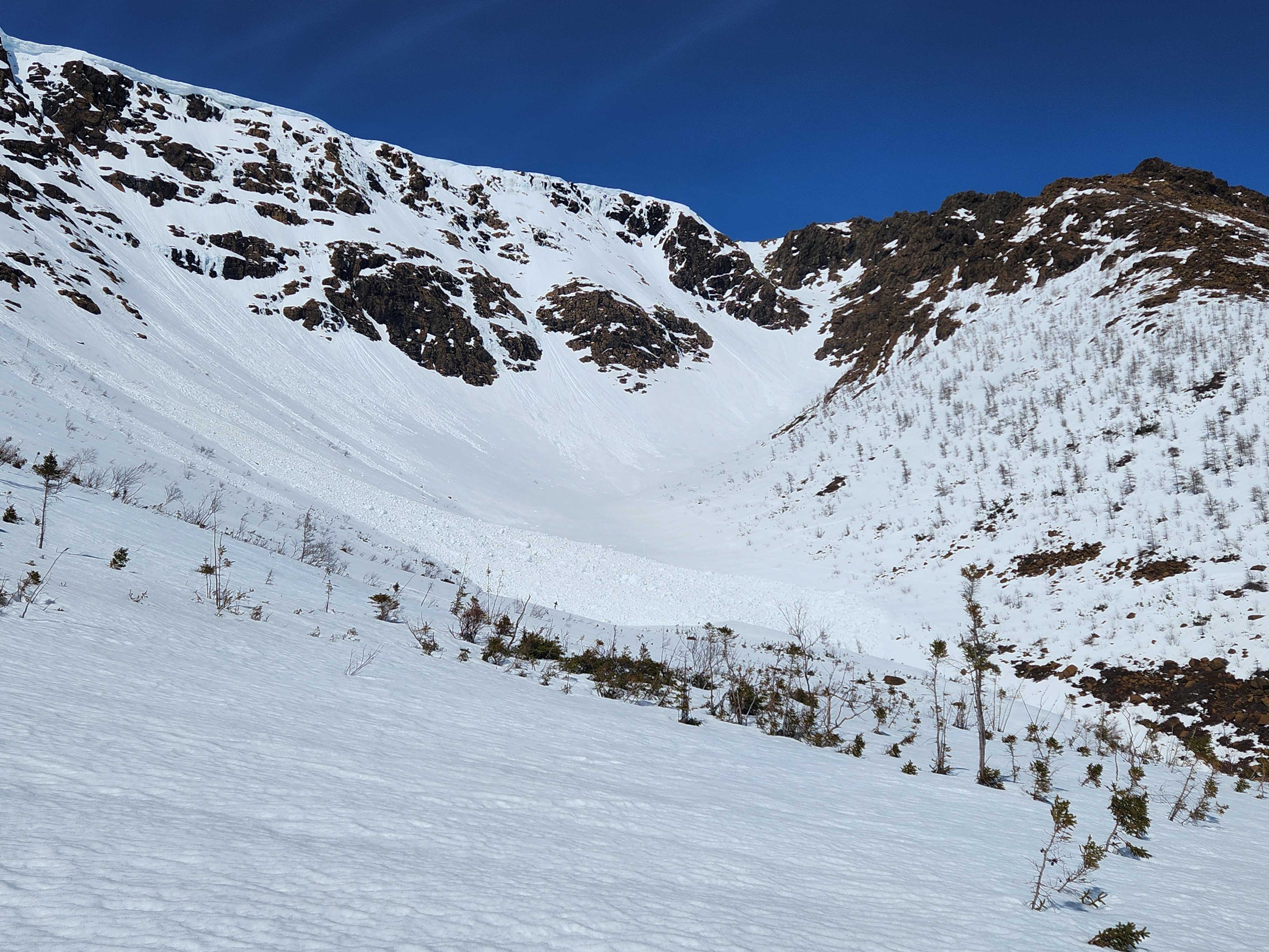 Une avalanche de neige mouillée à départ ponctuel de taille 2 a également été observée au mur des patrouilleurs, sous le couloir de la Serpentine. Le déclenchement suspecté est une chute de corniche (Nc), des fragments ayant été observés dans le dépôt. Celle-ci datait de 12 à 24 heures.