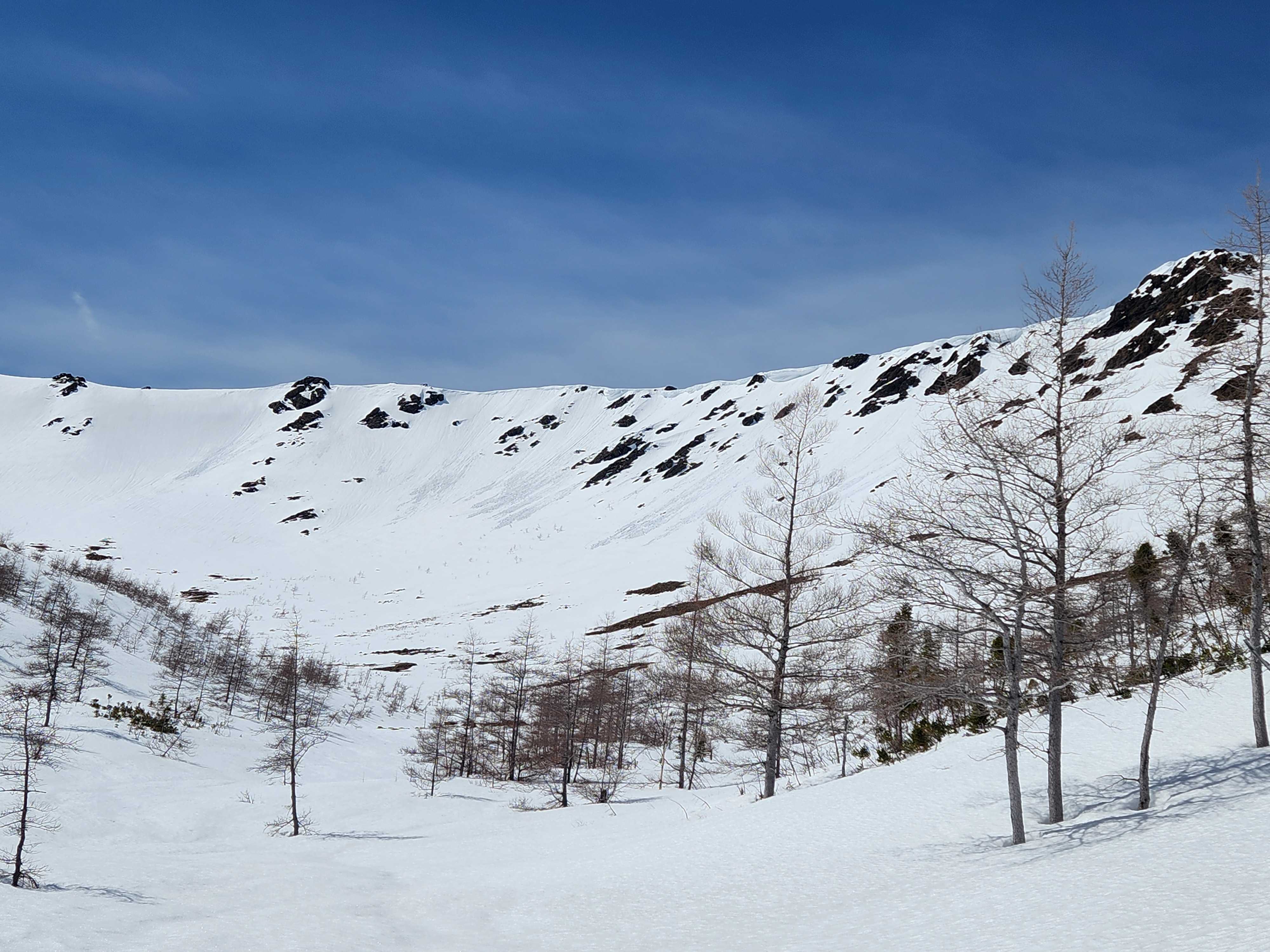 Plusieurs petites avalanches de neige mouillée à départ ponctuel (taille 1), déclenchées naturellement, étaient présentes sur les versants sud, dans les pentes plus raides et près des zones rocheuses. Celles-ci dataient de 12 à 24 heures.