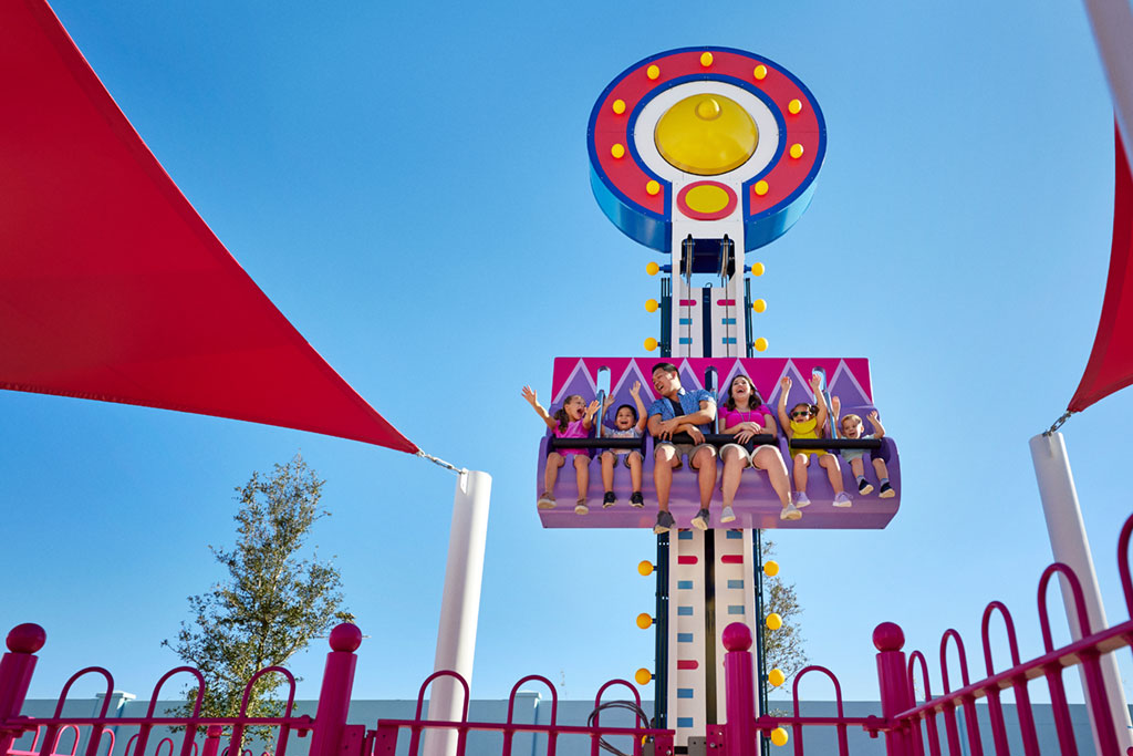 Mr. Bull's High Striker - Peppa Pig Theme Park