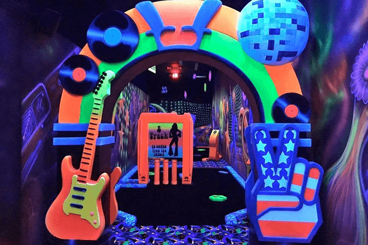 Rock of Ages Blacklight Minigolf -
