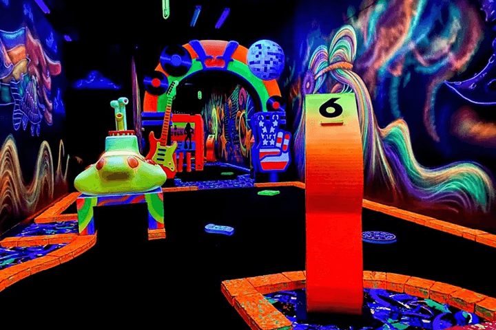 Rock of Ages Blacklight Minigolf -
