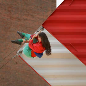 Dance Umbrella à Battersea Power Station Londres / Crédits : Johnny Stephens Dance Umbrella à Battersea Power Station Londres / Crédits : Johnny Stephens