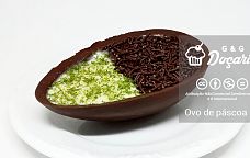 Ovo de Páscoa de colher feito de chocolate com dois recheios, sendo a primeira metade de limão e a outra de brigadeiro