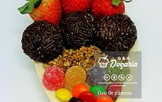 Ovo de Páscoa de colher feito de chocolate branco, com morangos, brigadeiros, castanhas trituradas, balas de goma e M&M's