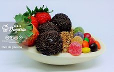 Ovo de Páscoa de colher feito de chocolate branco, com morangos, brigadeiros, castanhas trituradas, balas de goma e M&M's