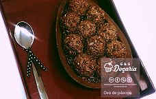 Ovo de Páscoa de colher feito de chocolate, recheado de brigadeiros gourmet e brigadeiro de colher, dentro de uma caixa marrom com uma colherzinha de metal