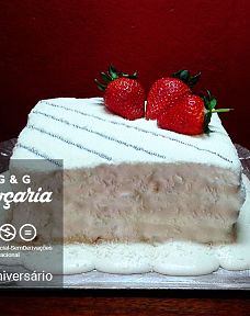 Bolo de aniversário de leite Ninho com morangos