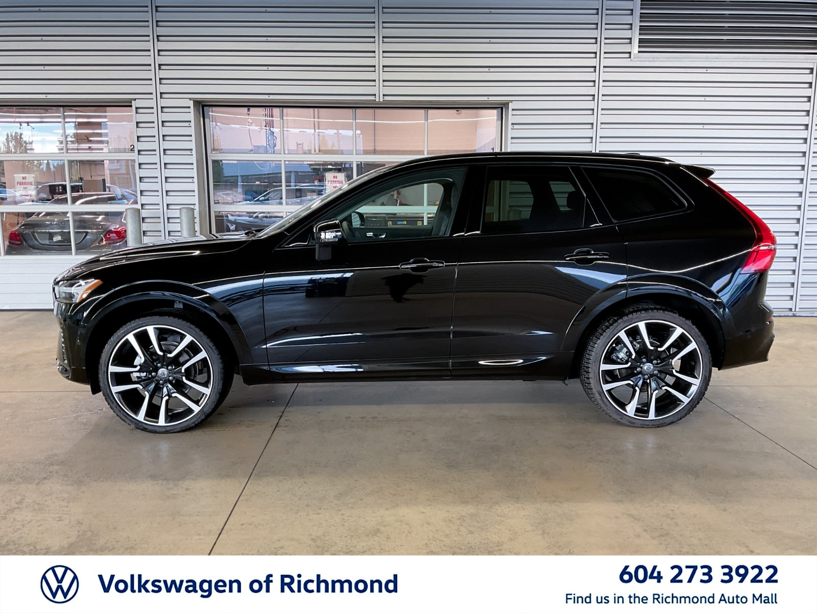 2025 Volvo XC60 Ultra Dark Theme, Vancouver, Cash