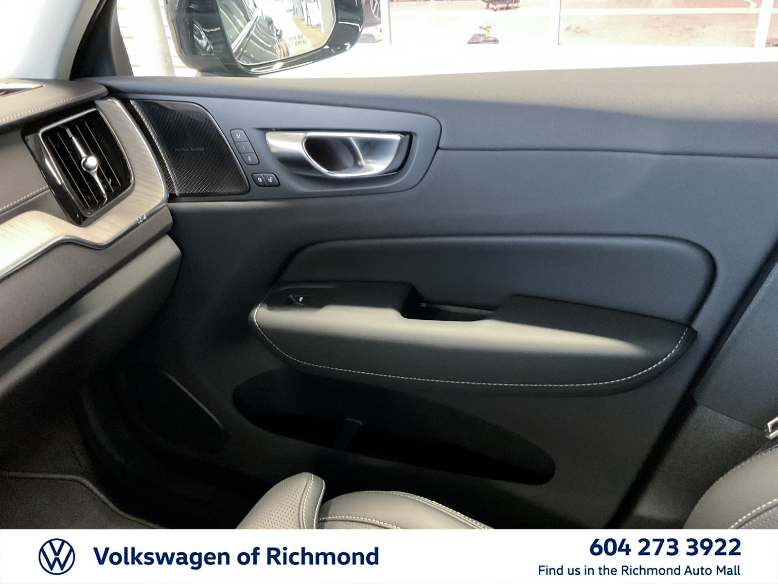 2025 Volvo XC60 Ultra Dark Theme, Vancouver, Cash