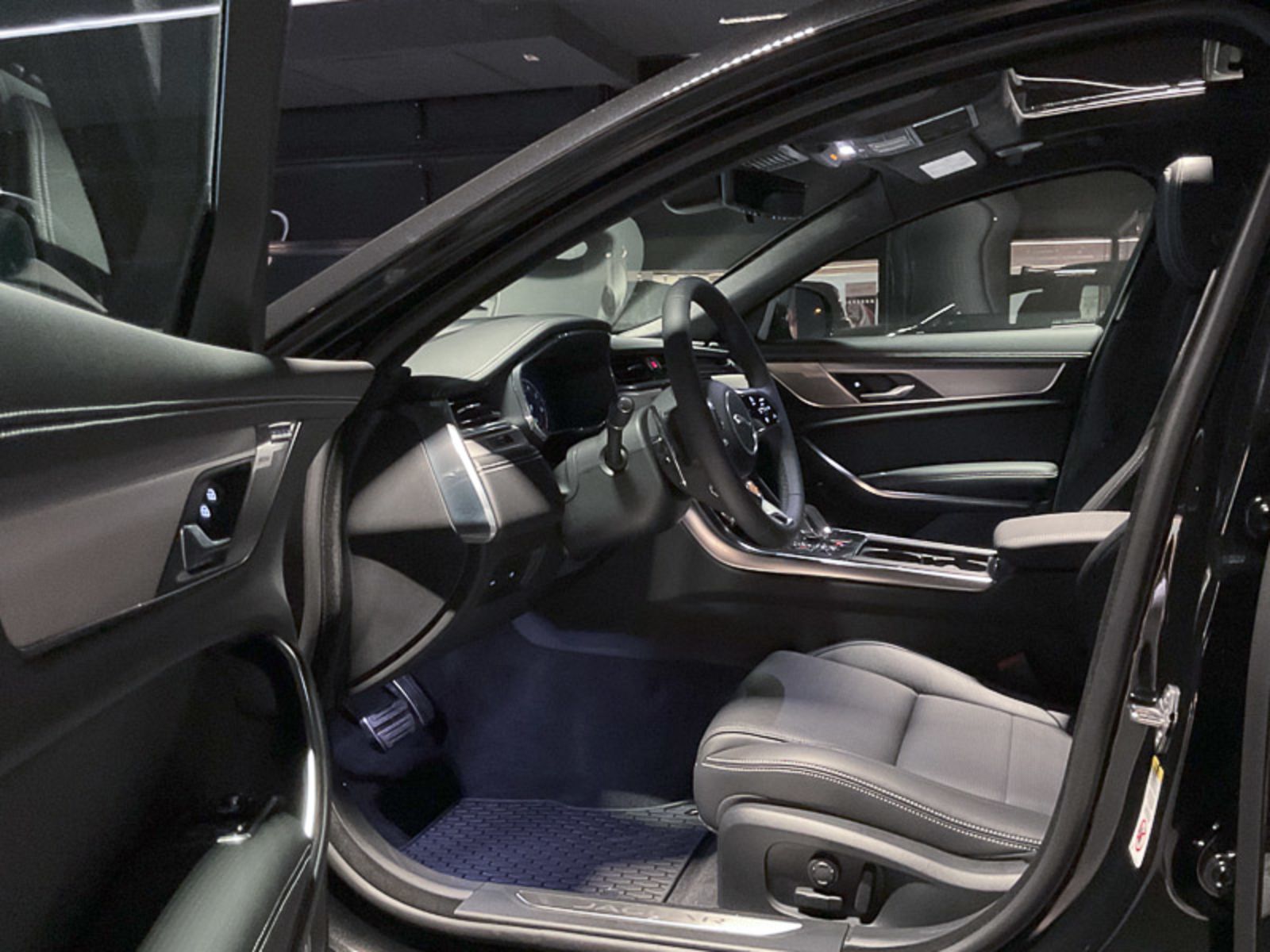 2024 Jaguar XF R-Dynamic SE, Vancouver, Cash