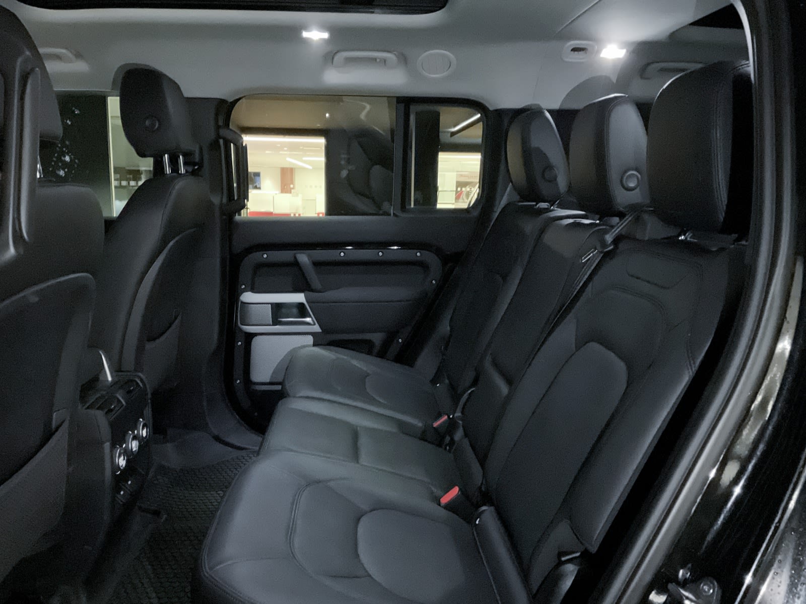 2023 Land Rover Defender SE, Vancouver, Cash