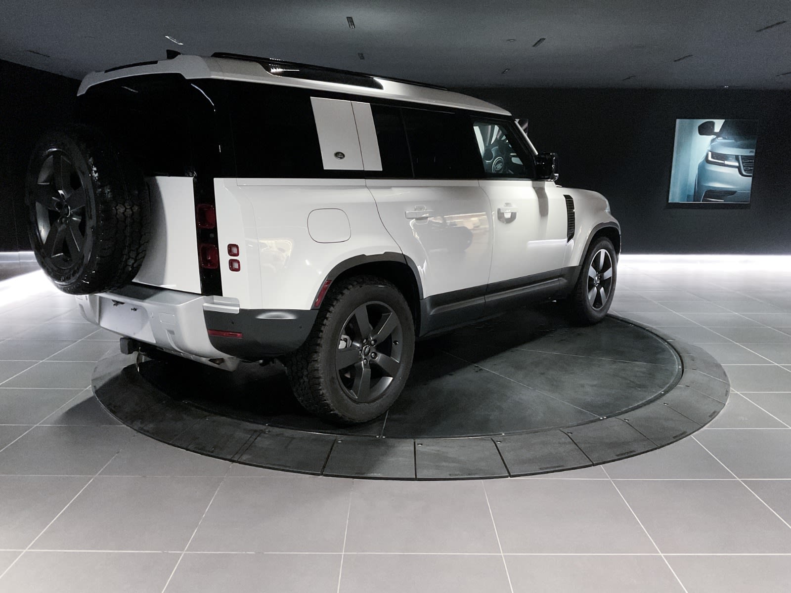 2024 Land Rover Defender S, Vancouver, Cash
