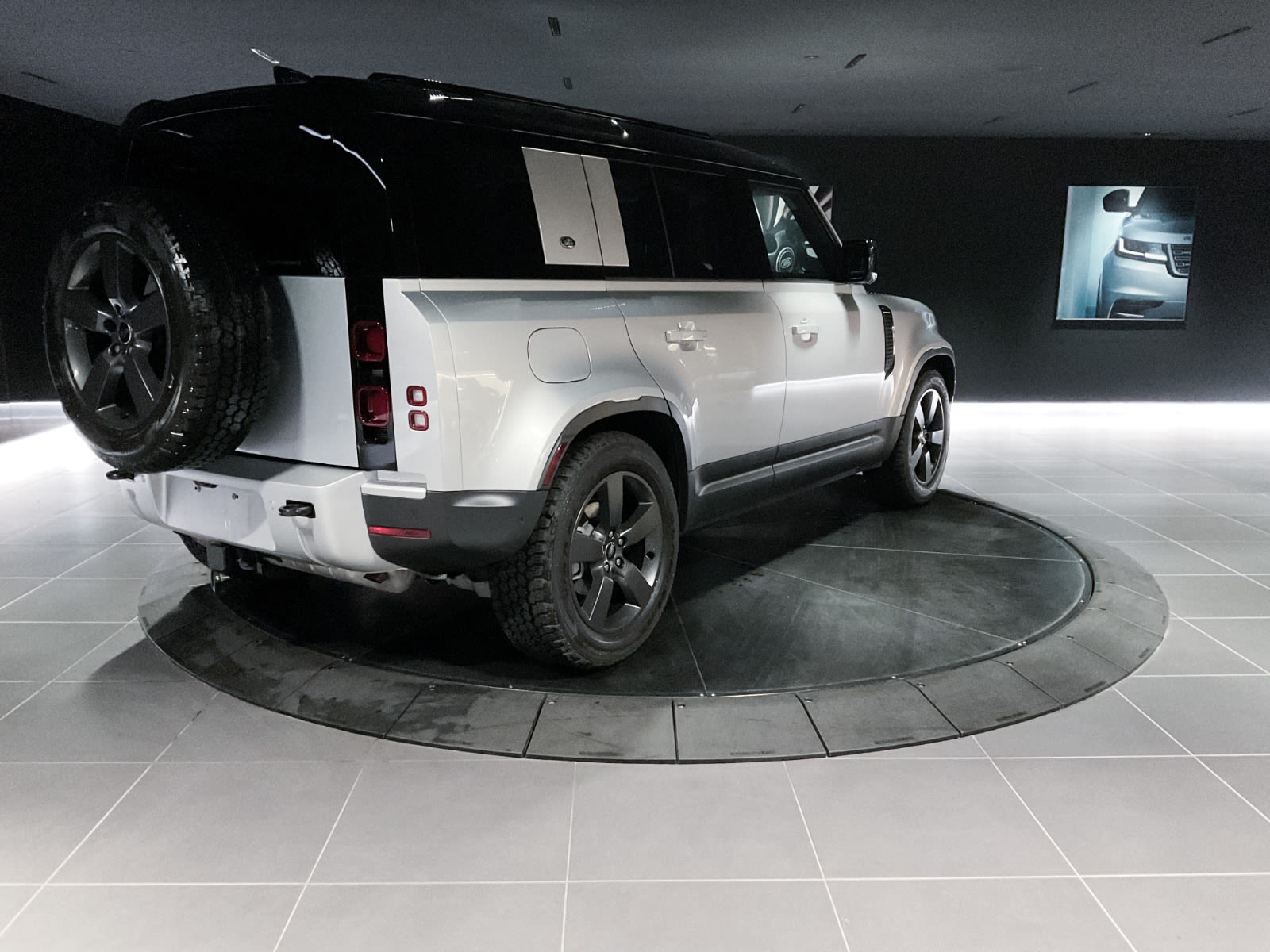 2024 Land Rover Defender S, Vancouver, Cash