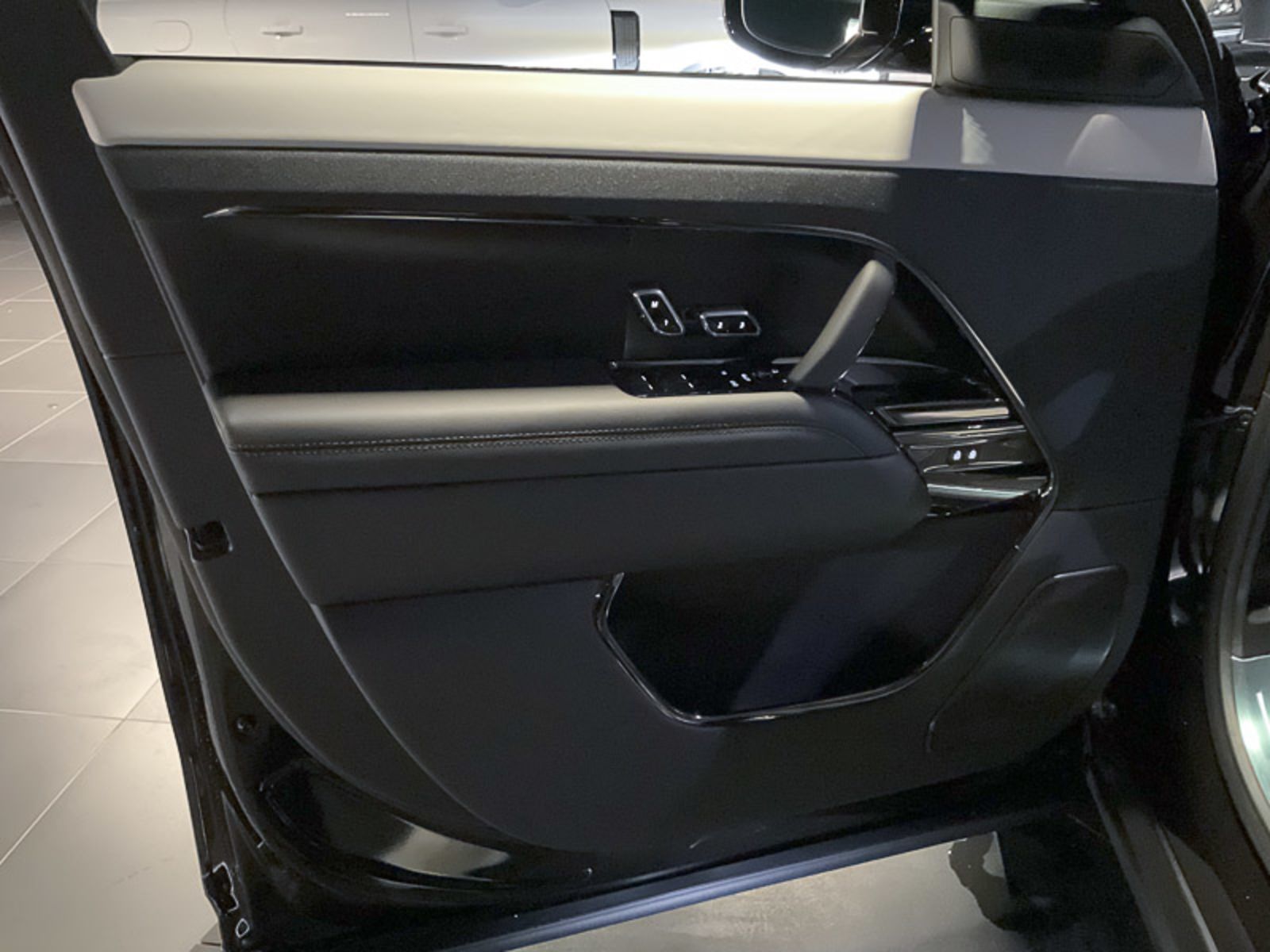 2024 Land Rover Range Rover Sport SV Edition One Obsidian Black, Vancouver, Cash