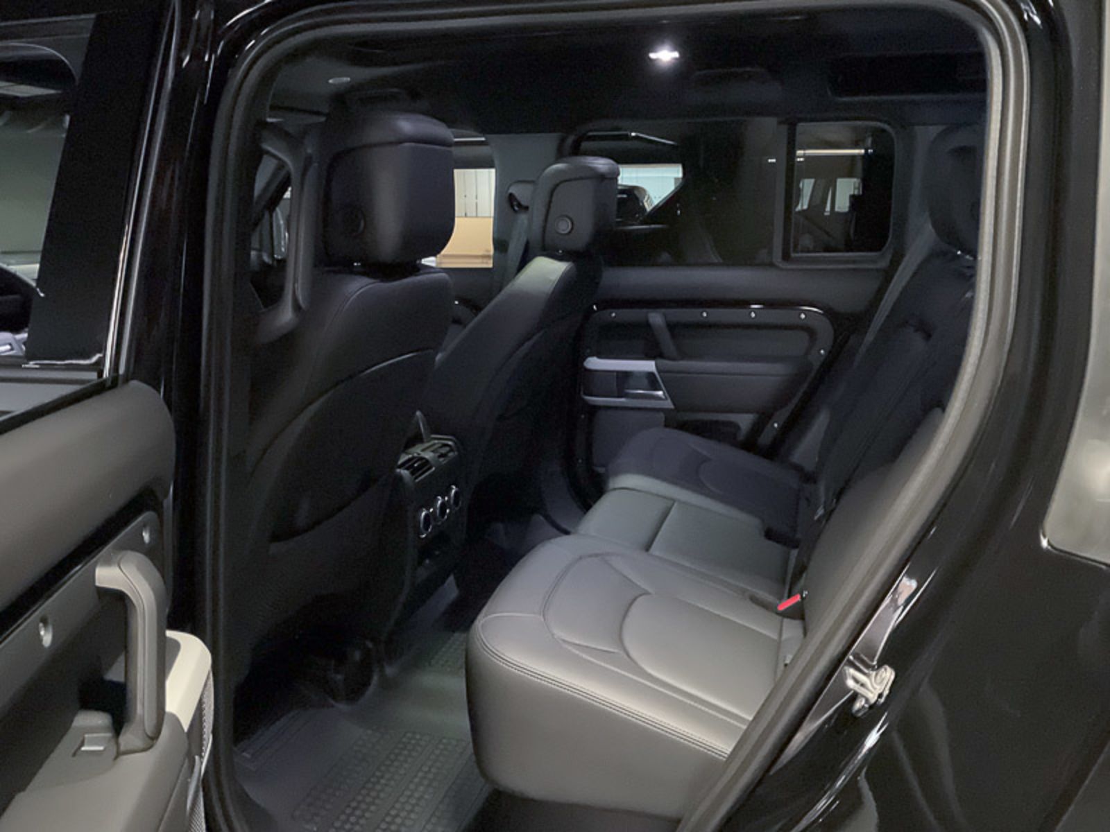 2024 Land Rover Defender SE, Vancouver, Cash