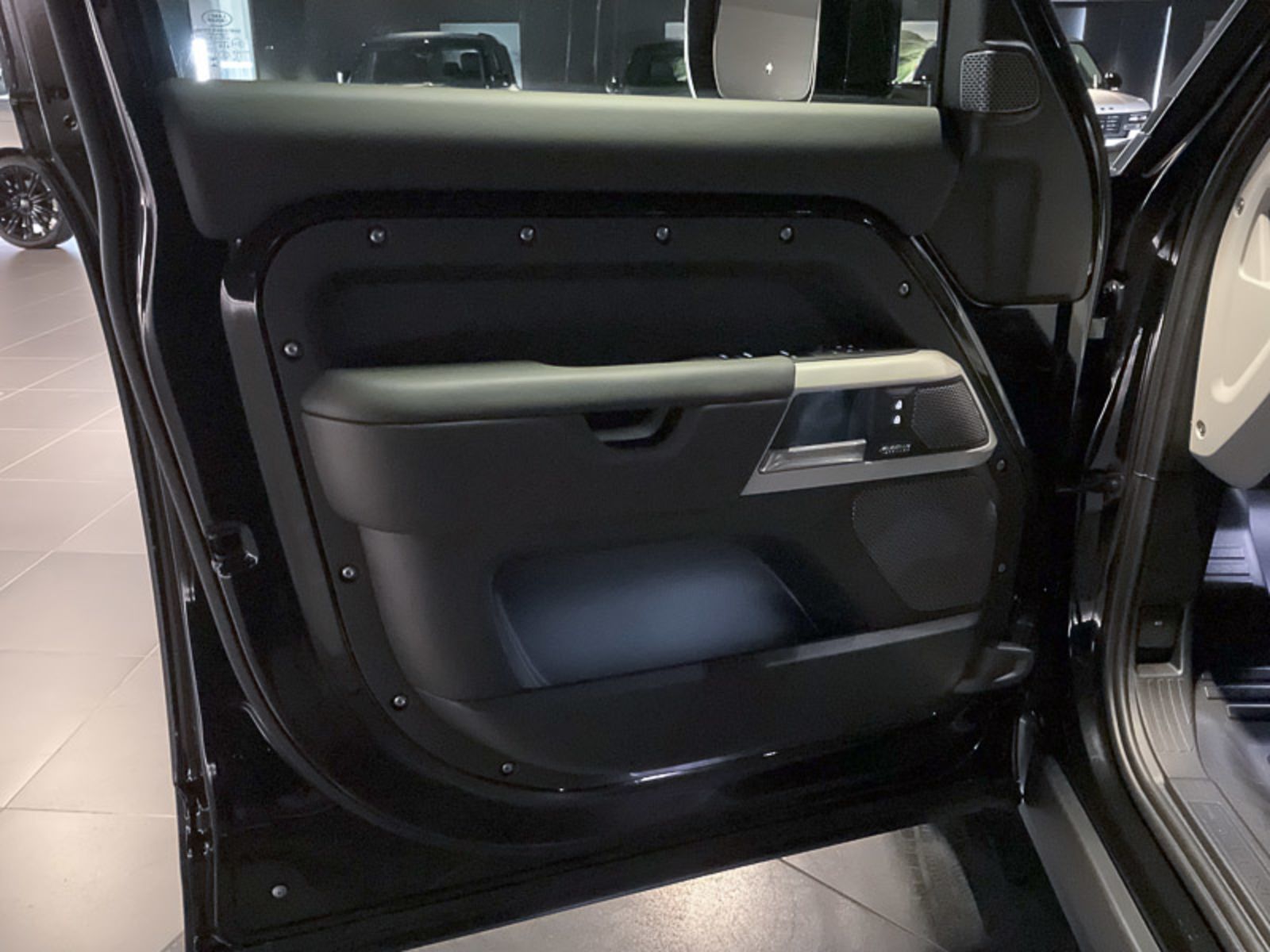 2024 Land Rover Defender SE, Vancouver, Cash