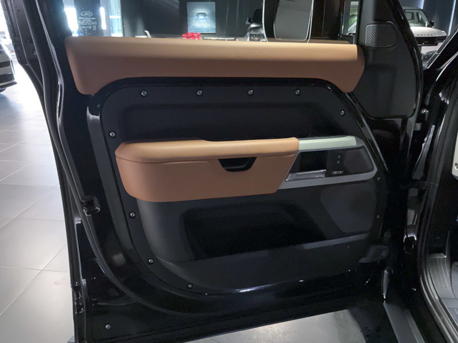 2024 Land Rover Defender SE, Vancouver, Cash