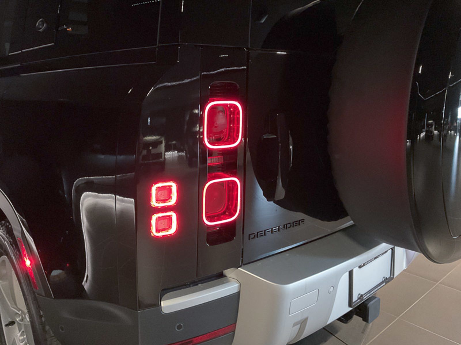 2024 Land Rover Defender SE, Vancouver, Cash