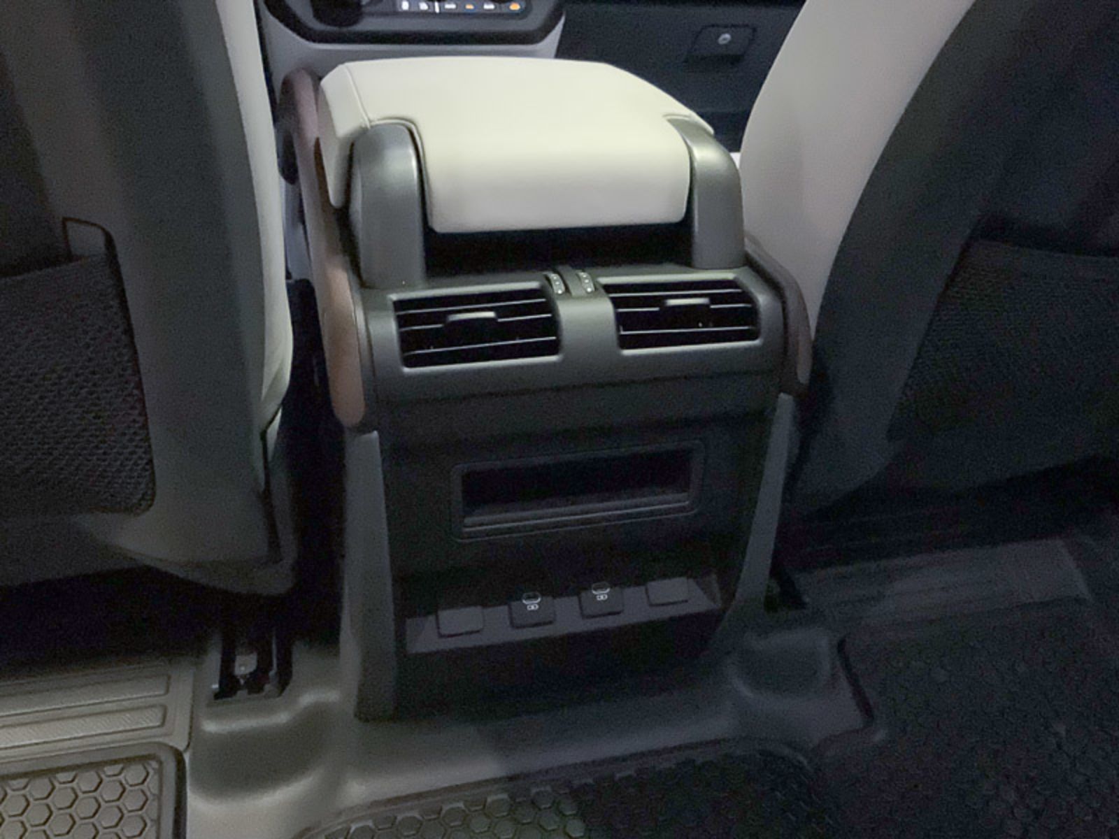 2024 Land Rover Defender SE, Vancouver, Cash