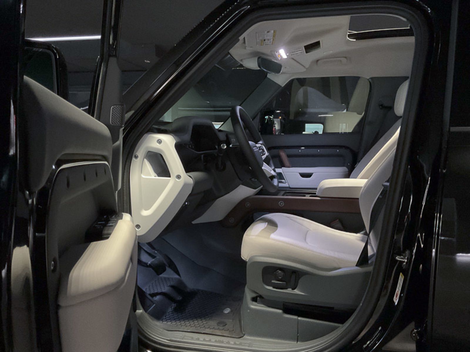2024 Land Rover Defender SE, Vancouver, Cash