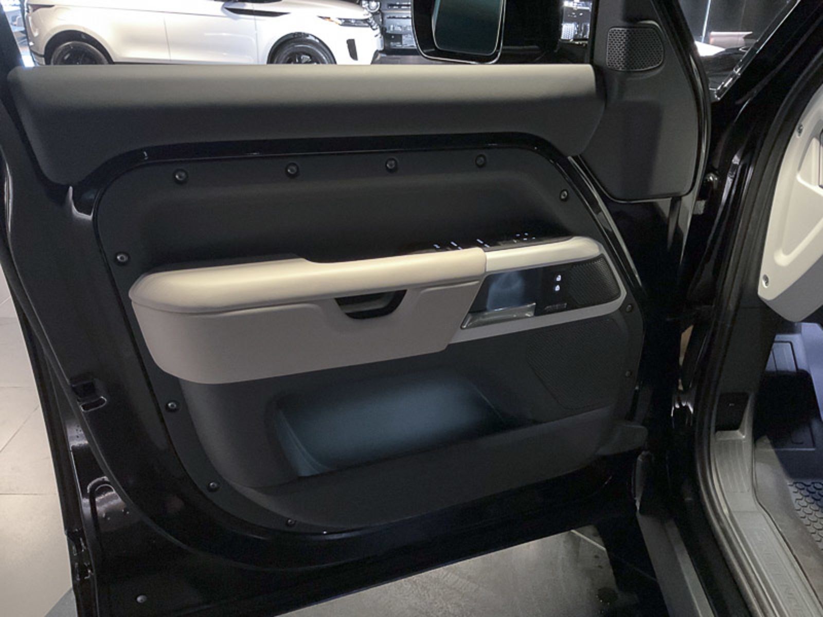 2024 Land Rover Defender SE, Vancouver, Cash