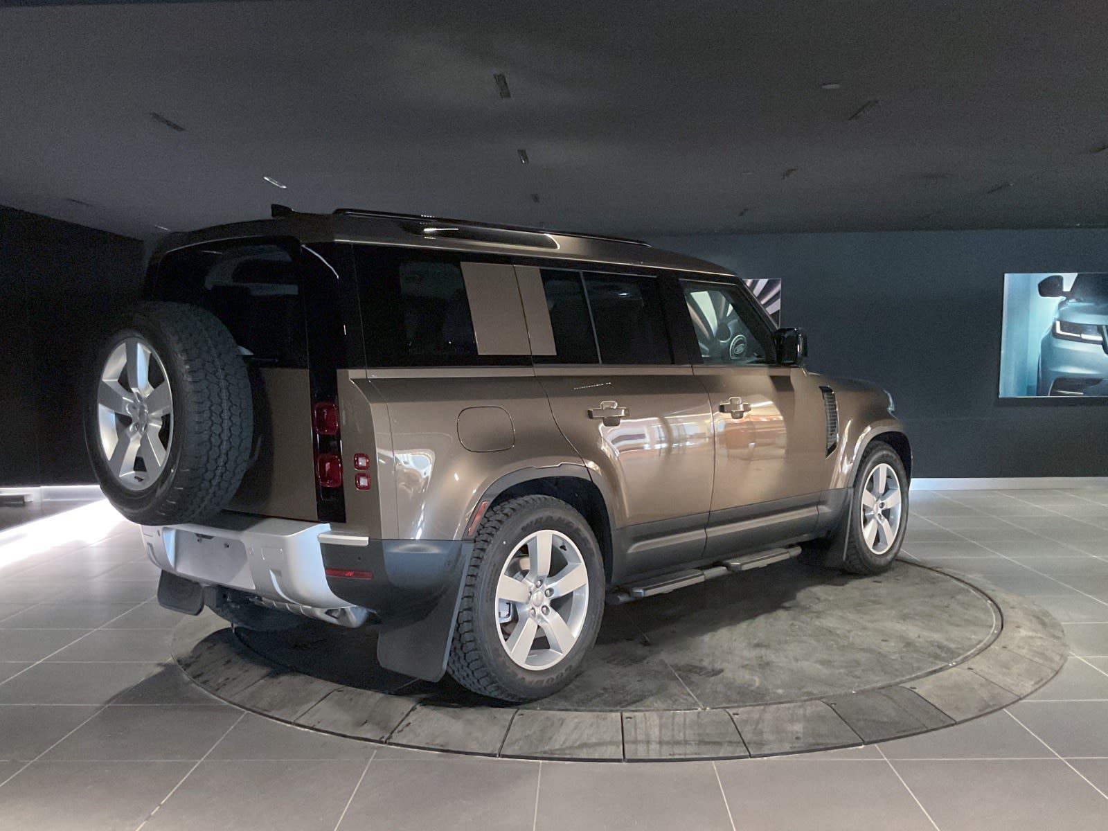 2025 Land Rover Defender S, Vancouver, Cash