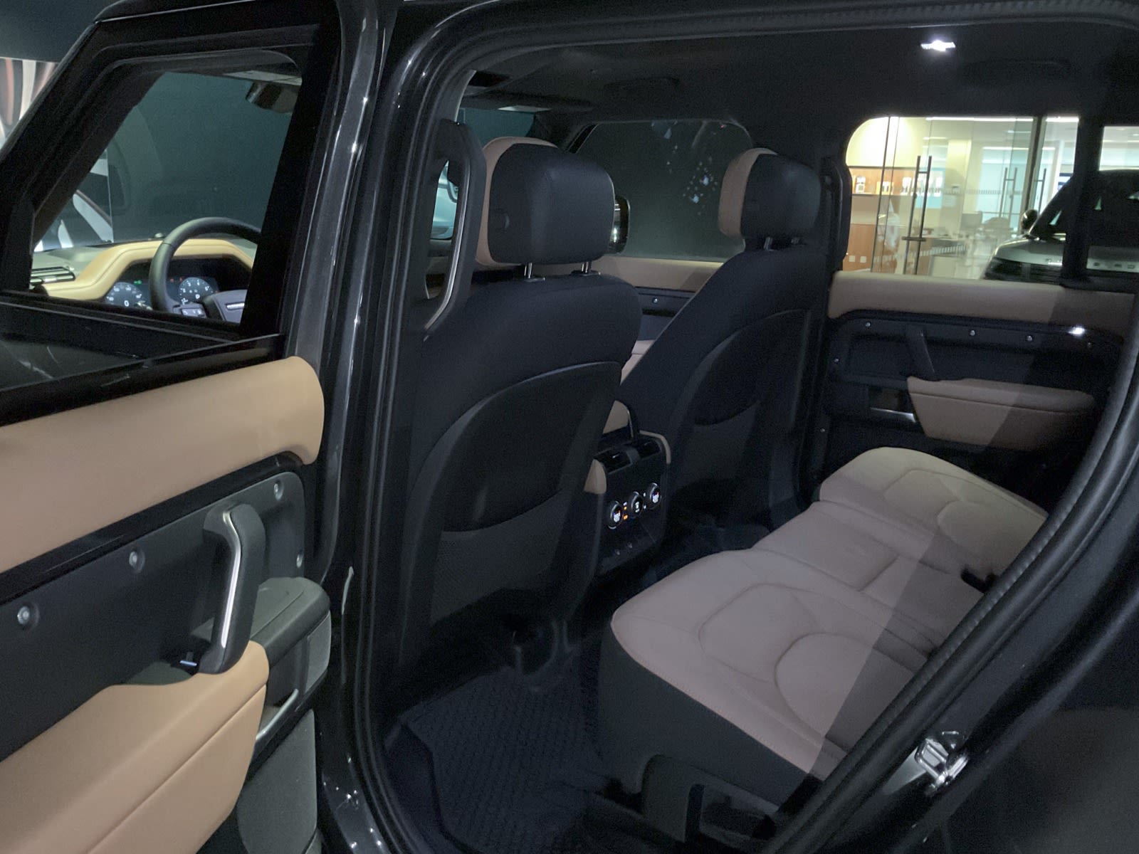 2025 Land Rover Defender V8, Vancouver, Cash