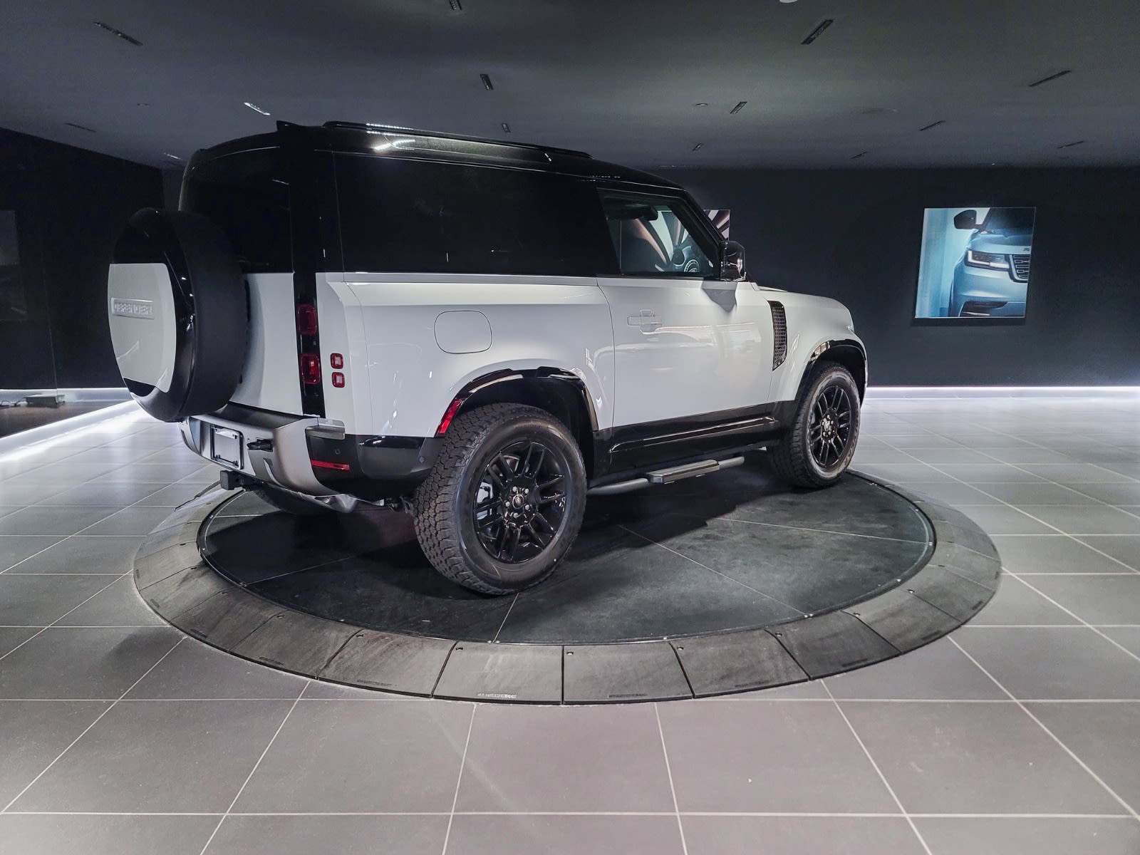 2025 Land Rover Defender X-Dynamic SE, Vancouver, Cash