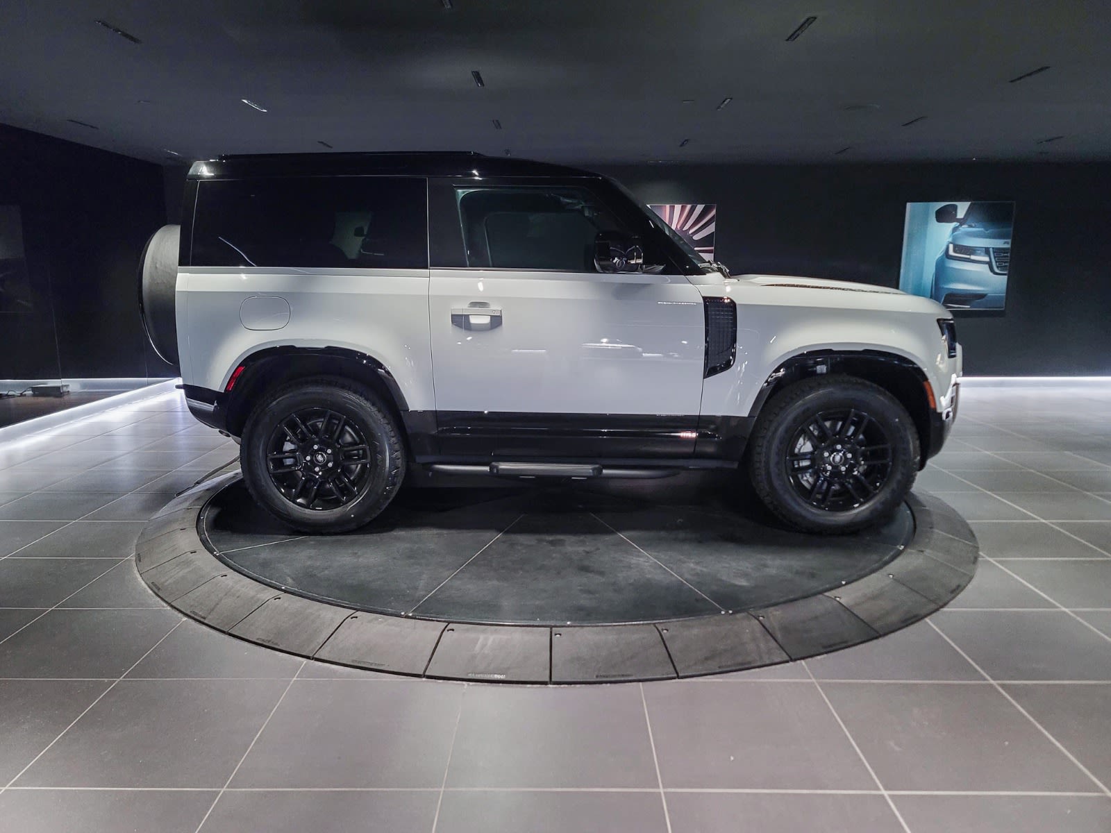 2025 Land Rover Defender X-Dynamic SE, Vancouver, Cash