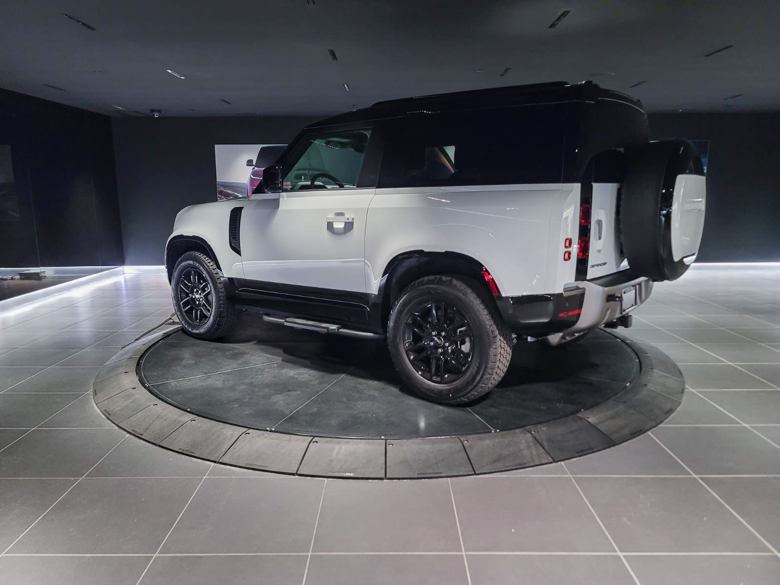 2025 Land Rover Defender X-Dynamic SE, Vancouver, Cash