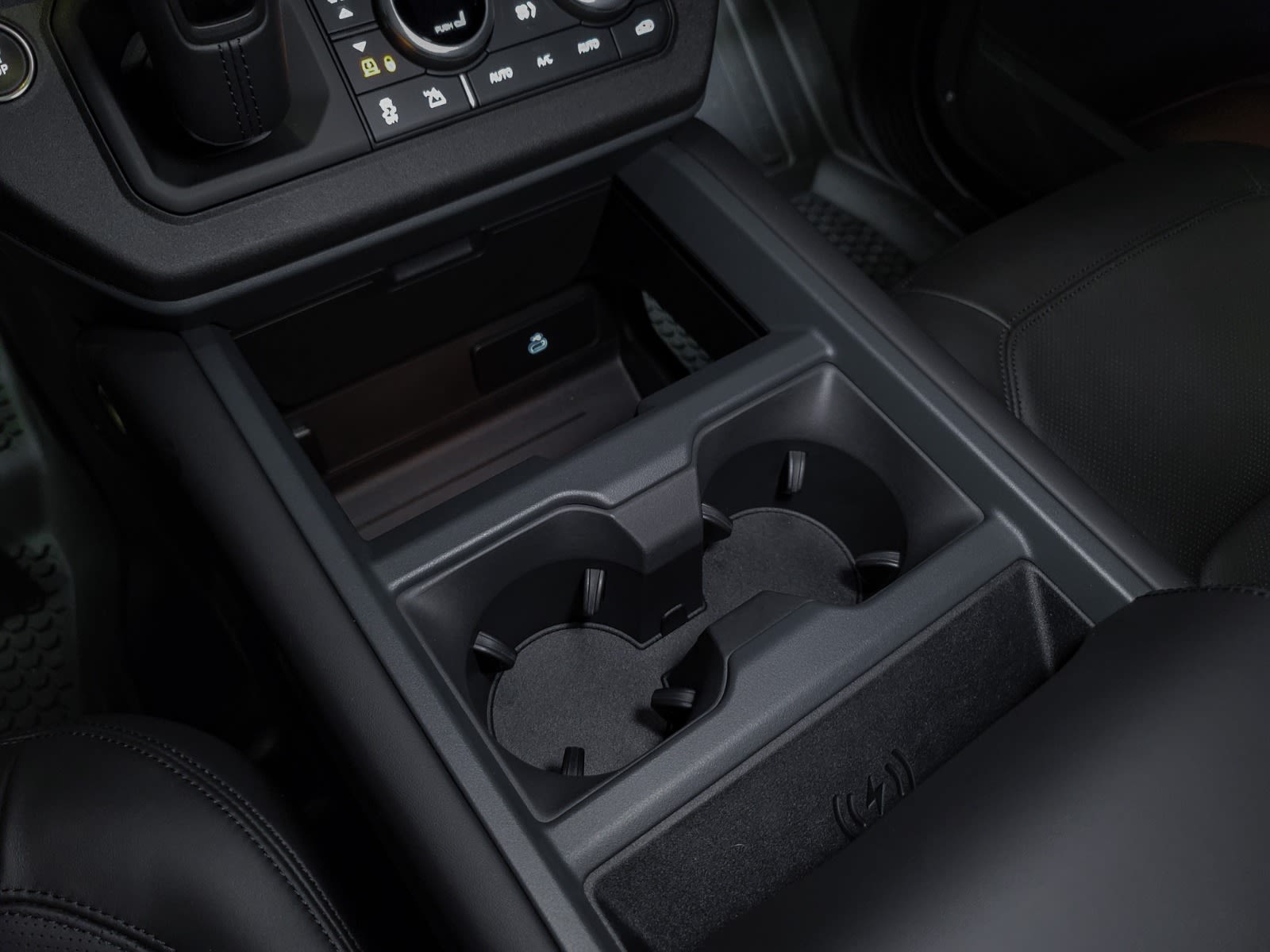 2025 Land Rover Defender X-Dynamic SE, Vancouver, Cash
