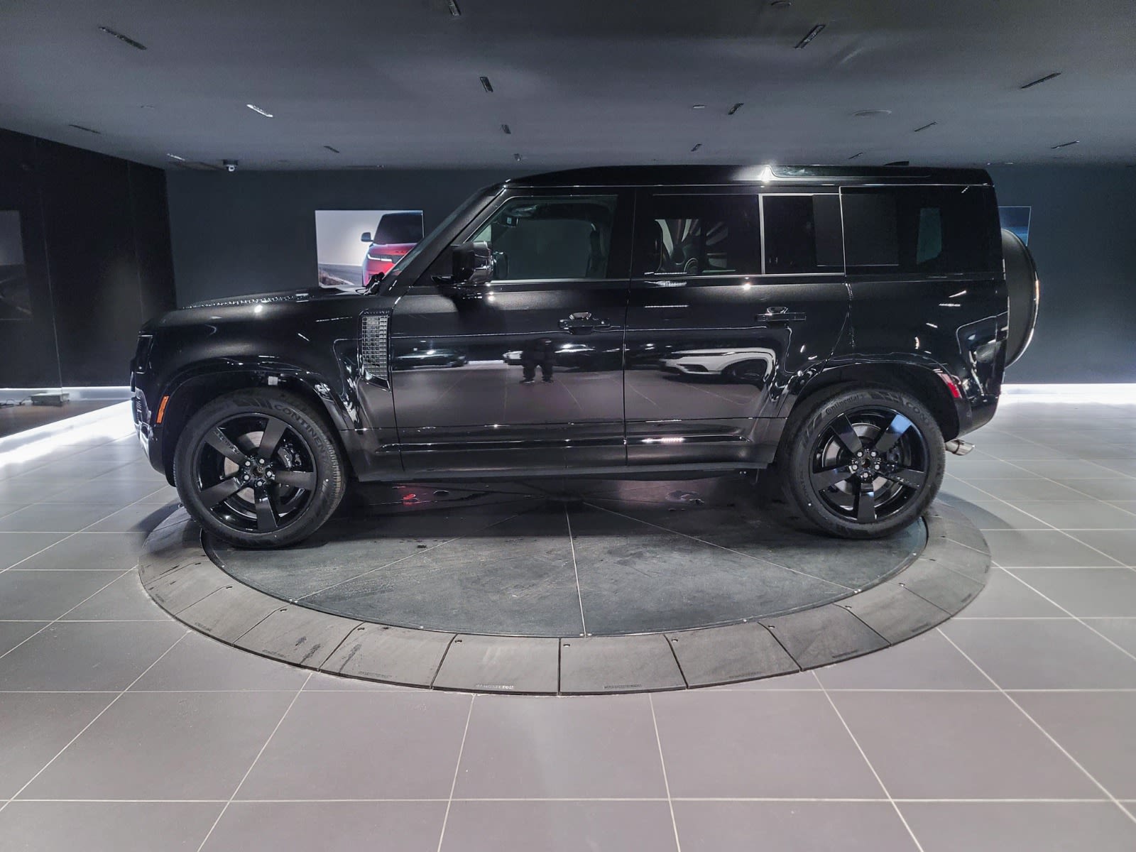 2025 Land Rover Defender V8, Vancouver, Cash