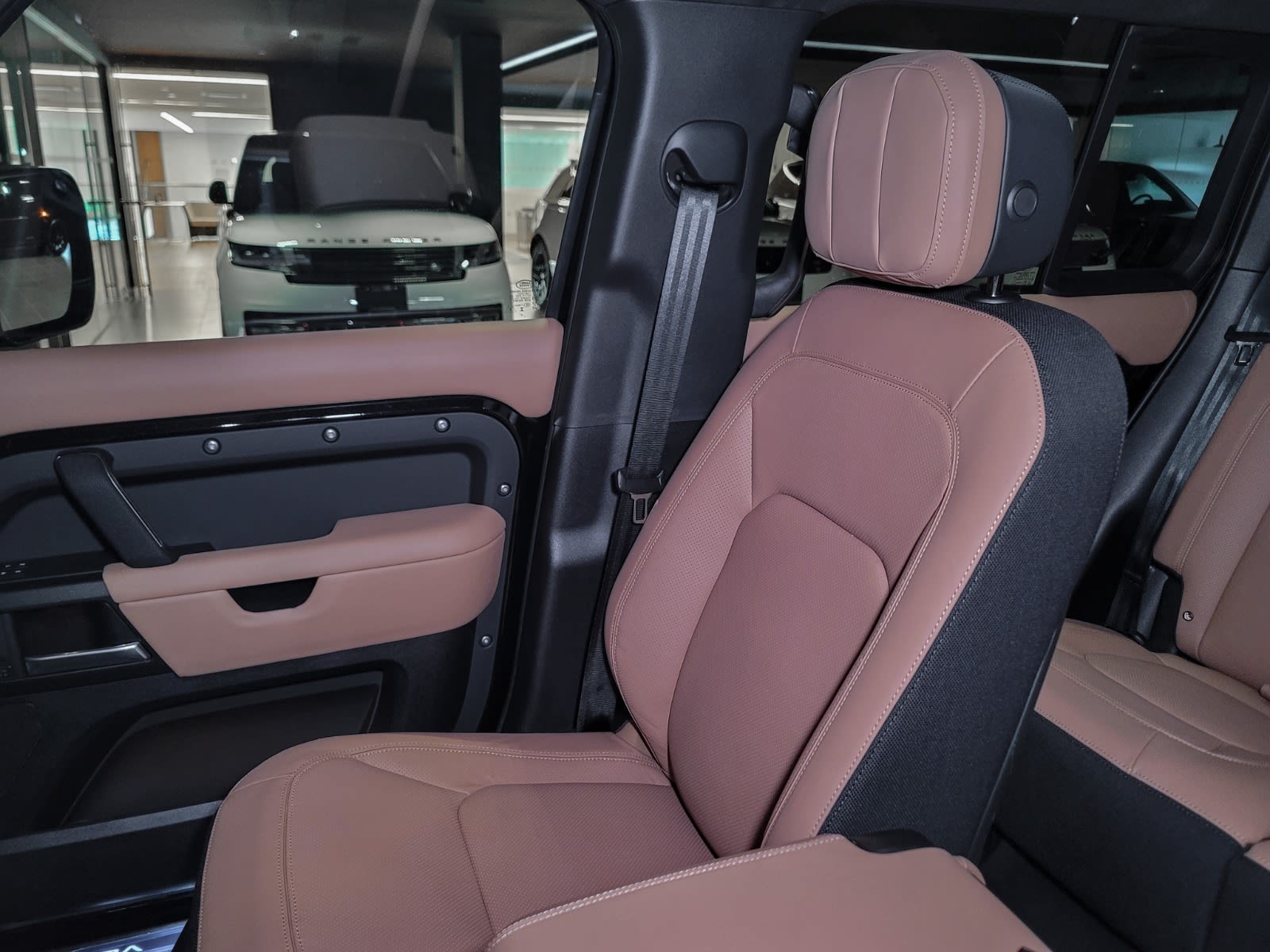 2025 Land Rover Defender V8, Vancouver, Cash