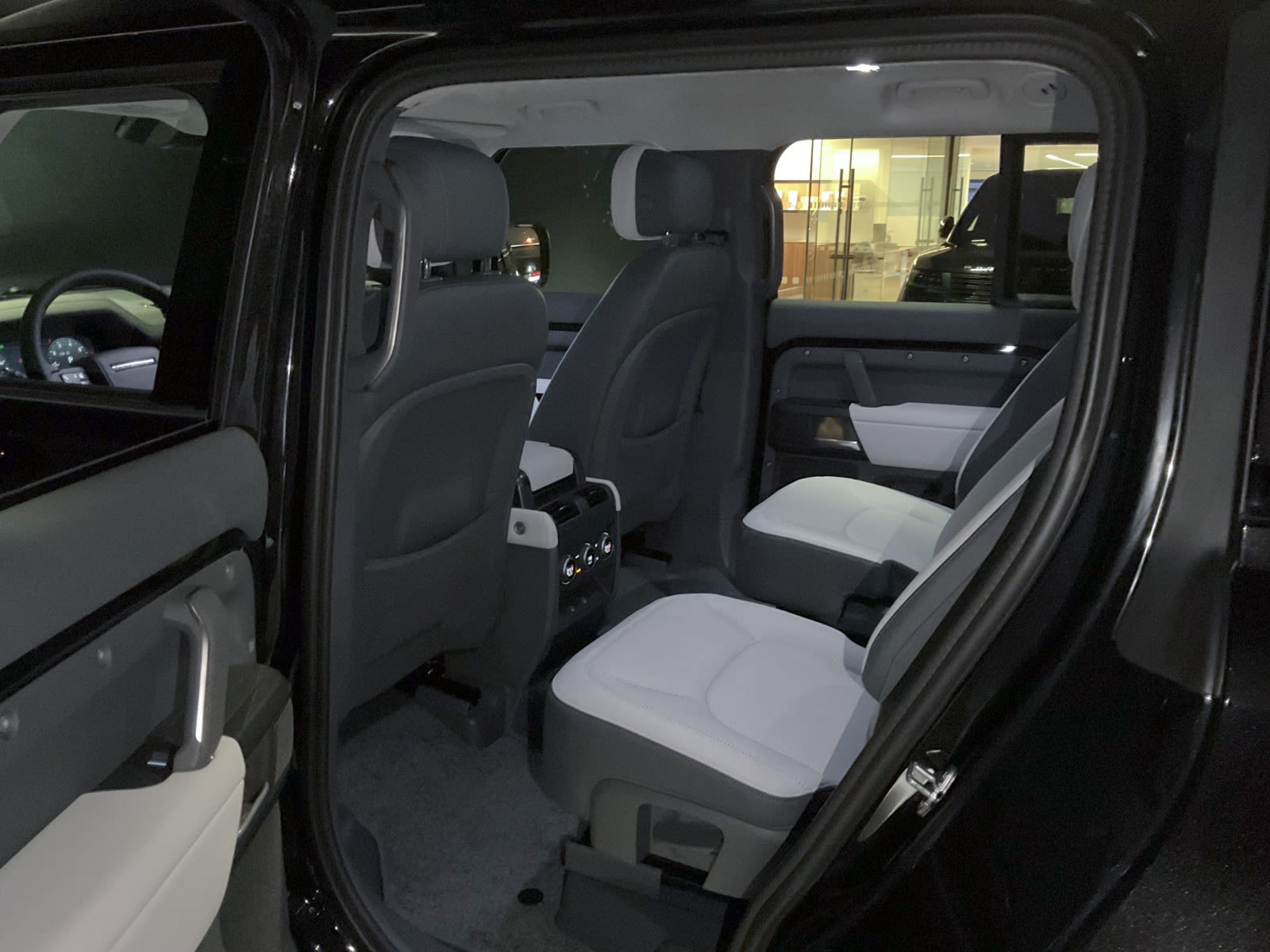 2025 Land Rover Defender V8, Vancouver, Cash
