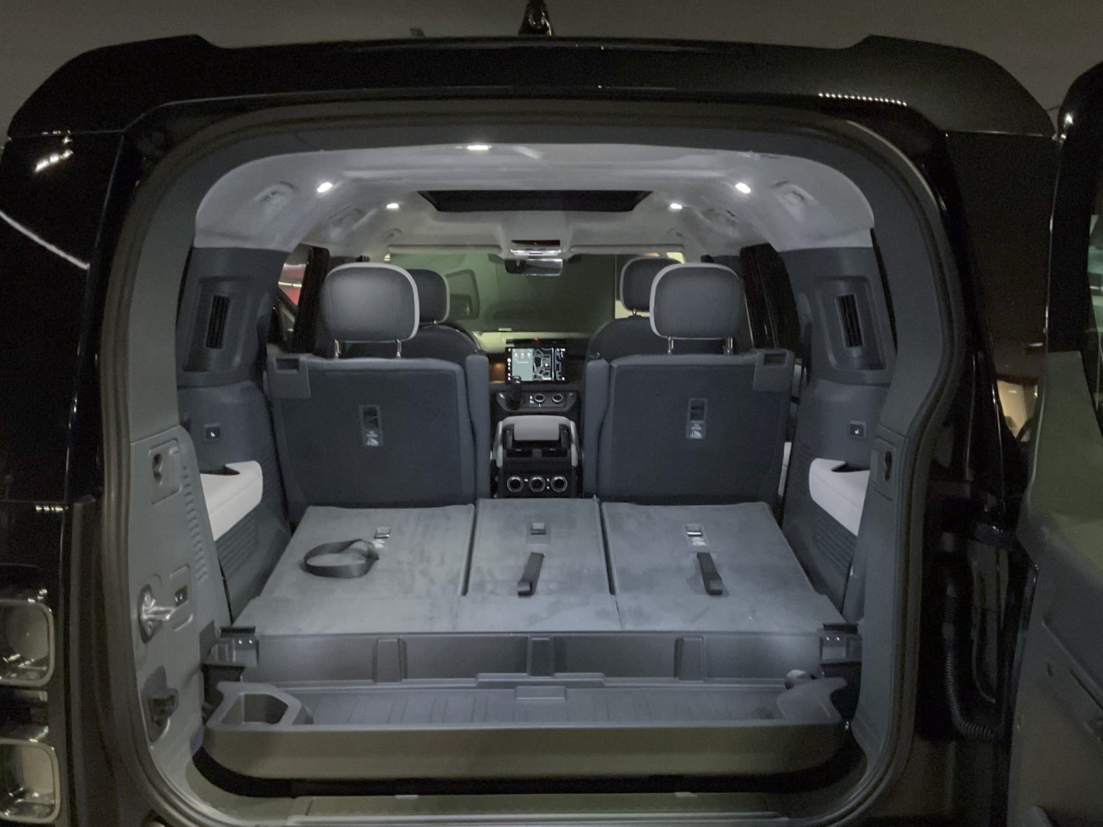 2025 Land Rover Defender V8, Vancouver, Cash