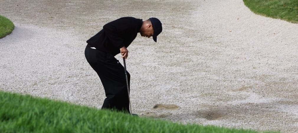 Tiger Woods mit schwerzverzerrtem Gesicht beim Golf.