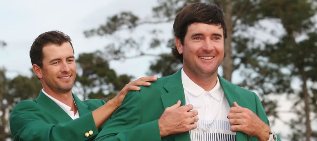 Im Vorjahr war es noch anders herum, 2014 darf sich Bubba Watson das Grüne Jackett wieder anziehen lassen. (Foto: Getty)