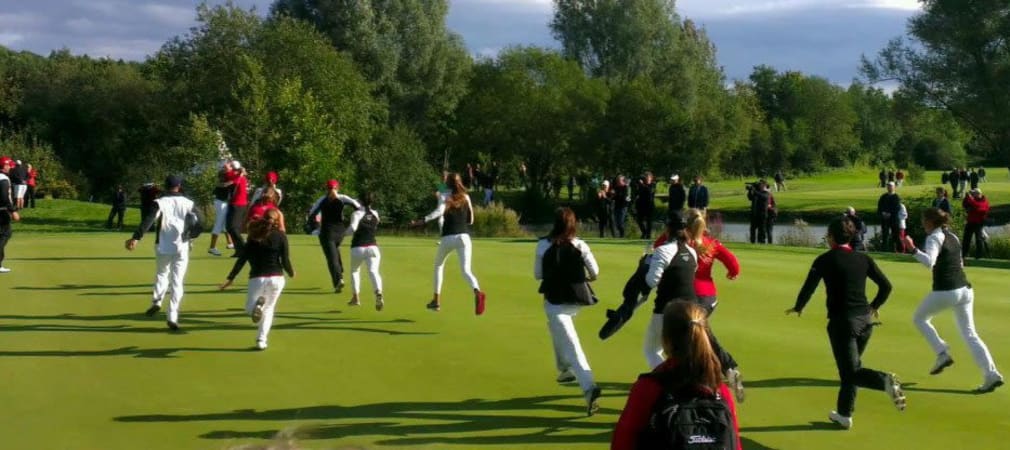 Der Jubel bei den Damen des GC St. Leon-Rot war riesig. Nachdem Karolin Lampert den letzten Putt sicher gelocht hatte, stürmten ihre Mannschaftskammeradinnen aufs Grün. )Foto: Golf Post)